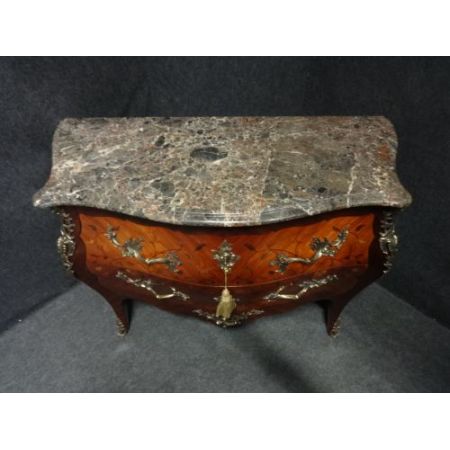 Französische, abgerundete Königholzkommode mit Marmorplatte