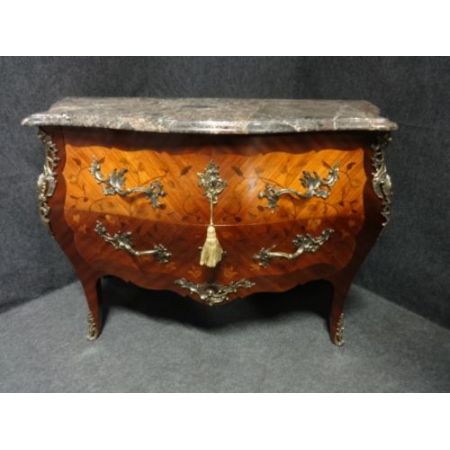 Französische, abgerundete Königholzkommode mit Marmorplatte