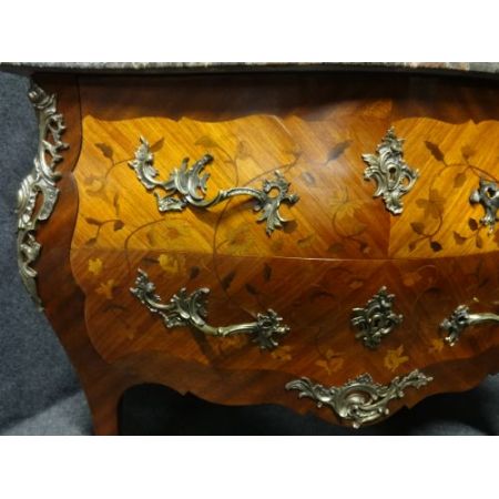 Französische, abgerundete Königholzkommode mit Marmorplatte