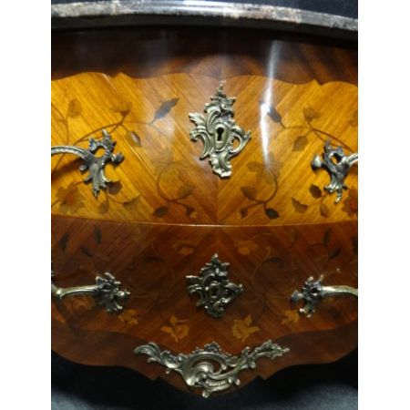 Französische, abgerundete Königholzkommode mit Marmorplatte