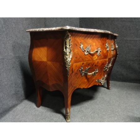 Französische, abgerundete Königholzkommode mit Marmorplatte