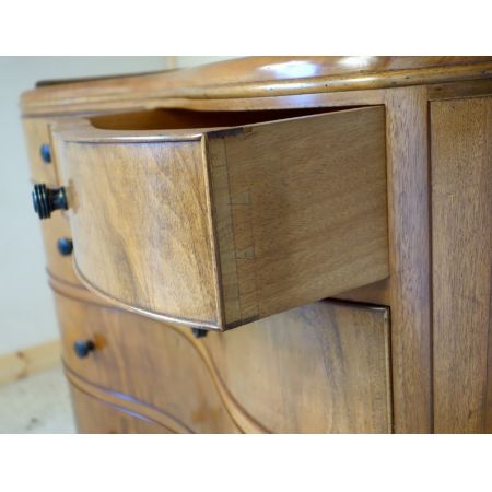   seltene Nussbaum Kommode  Schlagenfront 