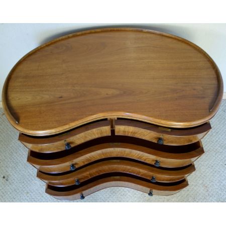   seltene Nussbaum Kommode  Schlagenfront 