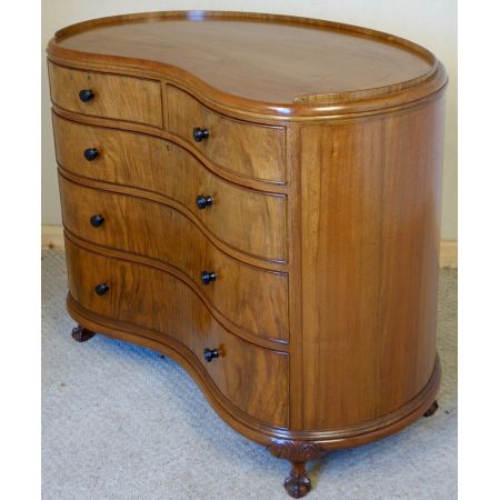   seltene Nussbaum Kommode  Schlagenfront 