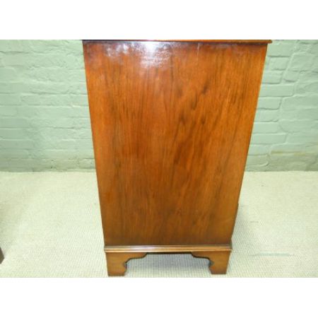 Walnuss Kommode  Bowfront Chest Kommode 