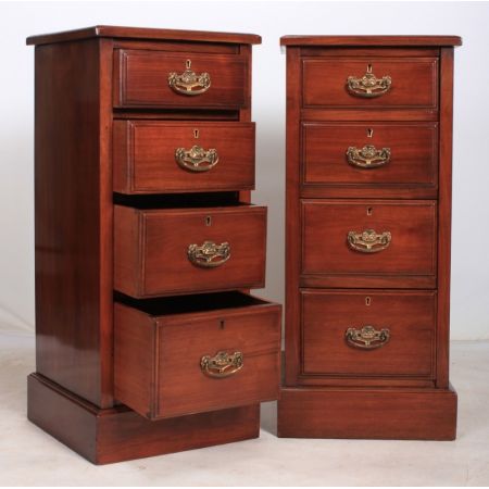 Ein Paar Nussholz Nachtische