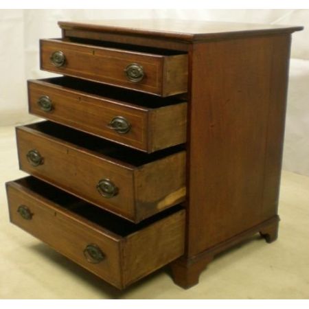 Kleine Georgische Kommode mit Mahagoni Intarsien