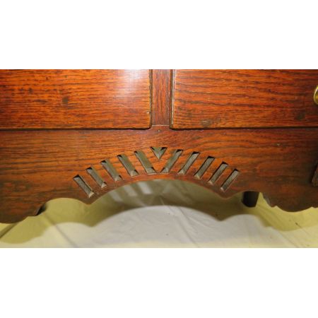 Eichenholzkommode aus dem 18. Jahrhundert