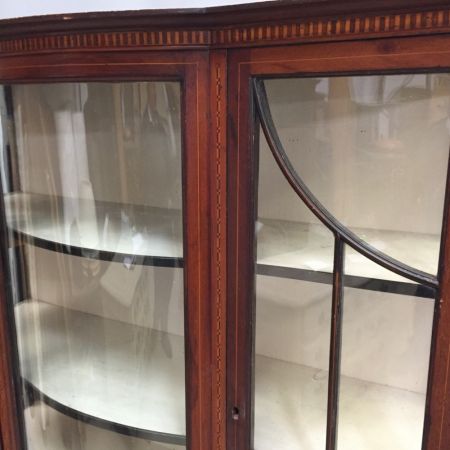 Mahagoni Intarsien Vitrine mit gebogener Front Edwardian