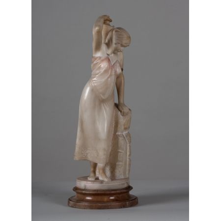 Italienisch geschnitzte Alabasterskulptur einer weiblichen Wasserträgerin