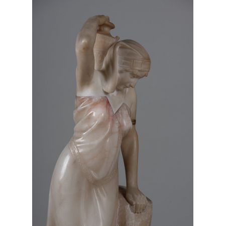 Italienisch geschnitzte Alabasterskulptur einer weiblichen Wasserträgerin