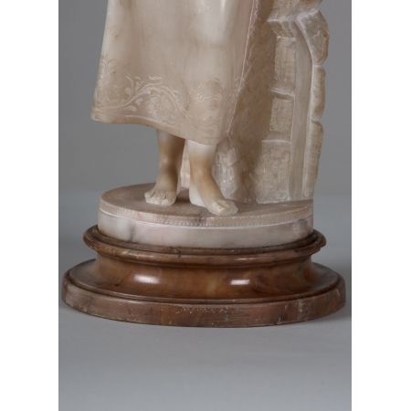 Italienisch geschnitzte Alabasterskulptur einer weiblichen Wasserträgerin