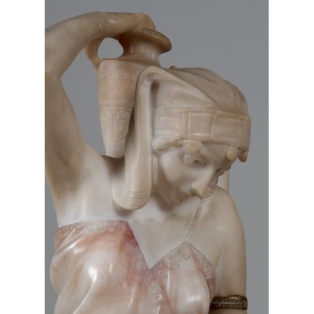 Italienisch geschnitzte Alabasterskulptur einer weiblichen Wasserträgerin