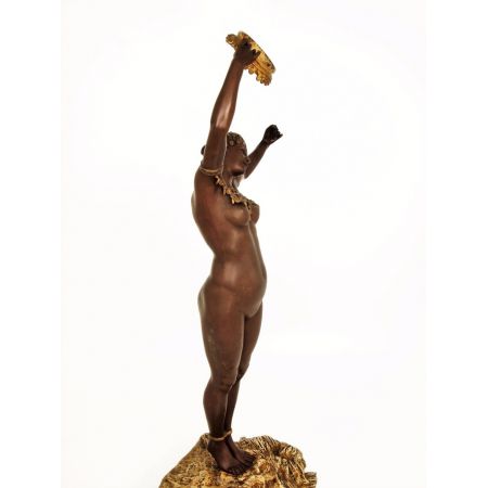 Art Deko nackte Tänzerin  aus einer Kunstmetall-Legierung und ist in einer kräftigen, dunkelbraun-braunen Farbe patiniert