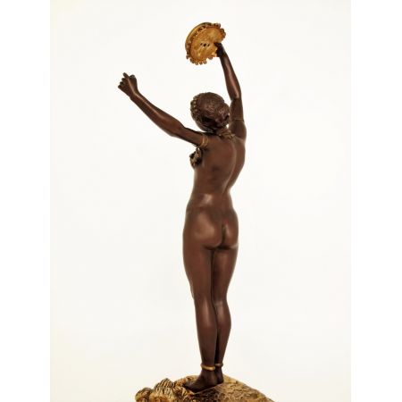 Art Deko nackte Tänzerin  aus einer Kunstmetall-Legierung und ist in einer kräftigen, dunkelbraun-braunen Farbe patiniert