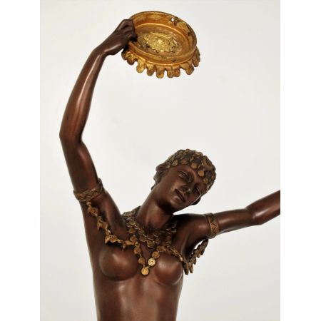 Art Deko nackte Tänzerin  aus einer Kunstmetall-Legierung und ist in einer kräftigen, dunkelbraun-braunen Farbe patiniert