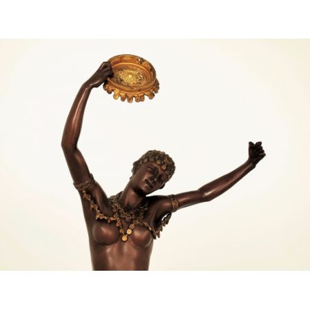 Art Deko nackte Tänzerin  aus einer Kunstmetall-Legierung und ist in einer kräftigen, dunkelbraun-braunen Farbe patiniert