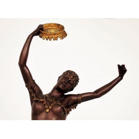 Art Deko nackte Tänzerin  aus einer Kunstmetall-Legierung und ist in einer kräftigen, dunkelbraun-braunen Farbe patiniert