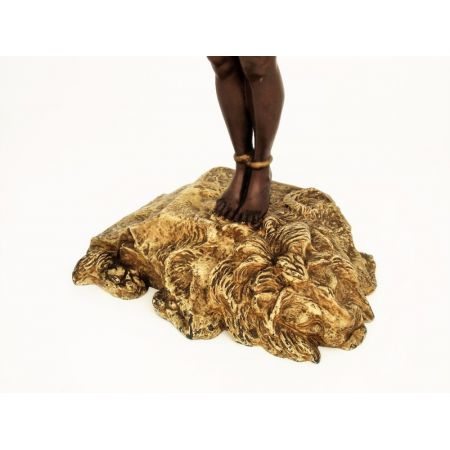 Art Deko nackte Tänzerin  aus einer Kunstmetall-Legierung und ist in einer kräftigen, dunkelbraun-braunen Farbe patiniert