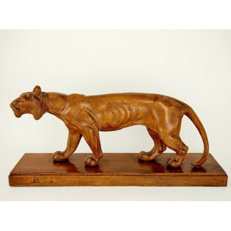 "Lionne en Chasse"/"Löwin auf der Jagd"  spezielle französische Art Deco Holzschnitzerei einer Löwin