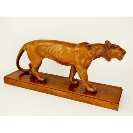 "Lionne en Chasse"/"Löwin auf der Jagd"  spezielle französische Art Deco Holzschnitzerei einer Löwin