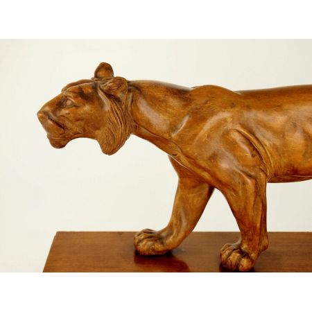 "Lionne en Chasse"/"Löwin auf der Jagd"  spezielle französische Art Deco Holzschnitzerei einer Löwin