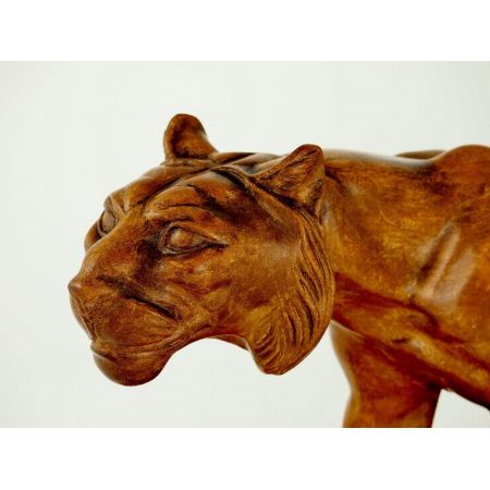 "Lionne en Chasse"/"Löwin auf der Jagd"  spezielle französische Art Deco Holzschnitzerei einer Löwin