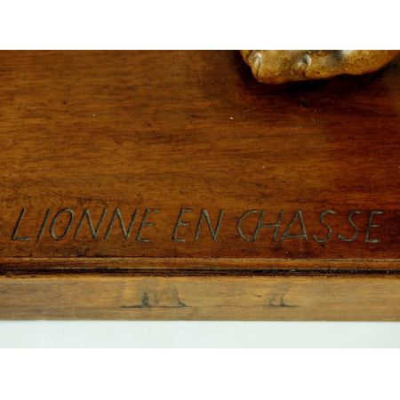"Lionne en Chasse"/"Löwin auf der Jagd"  spezielle französische Art Deco Holzschnitzerei einer Löwin
