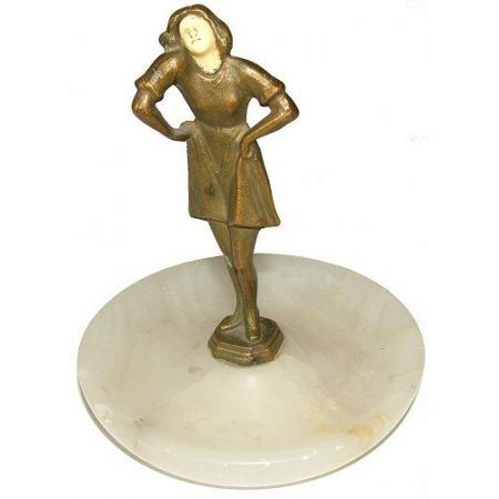 Art Deko Figur  ermutlich Spelter, Figur einer Frau. Ruht auf einem Alabaster-Rundsocke