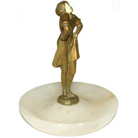 Art Deko Figur  ermutlich Spelter, Figur einer Frau. Ruht auf einem Alabaster-Rundsocke