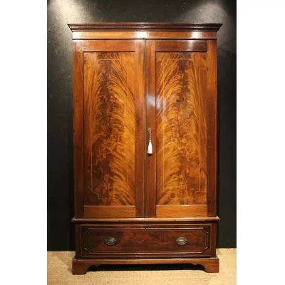 Schöner edwardianischer Mahagoni Kleiderschrank mit Flammenmaserung 