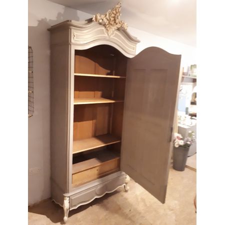 Wunderschöner pompöser französischer Kleiderschrank