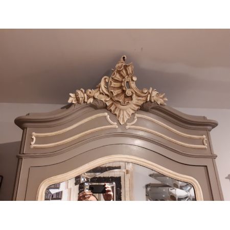 Wunderschöner pompöser französischer Kleiderschrank