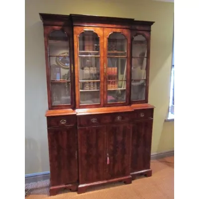 Schöner Breakfront Bücherschrank William & Mary Stil