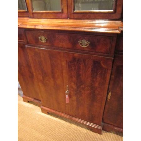 Schöner Breakfront Bücherschrank William & Mary Stil