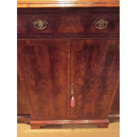 Schöner Breakfront Bücherschrank William & Mary Stil