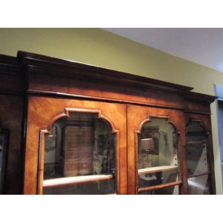 Schöner Breakfront Bücherschrank William & Mary Stil