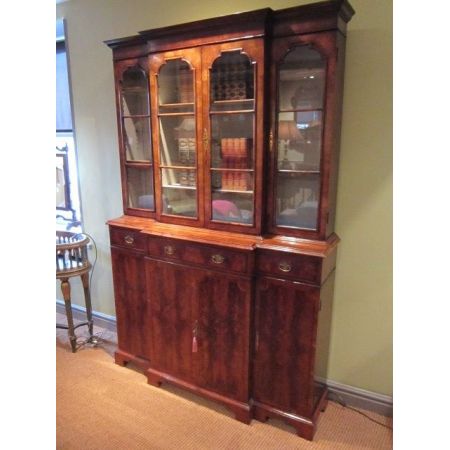 Schöner Breakfront Bücherschrank William & Mary Stil