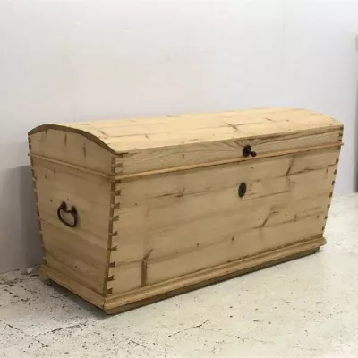 Schöne antike Truhe aus Kiefer 1900