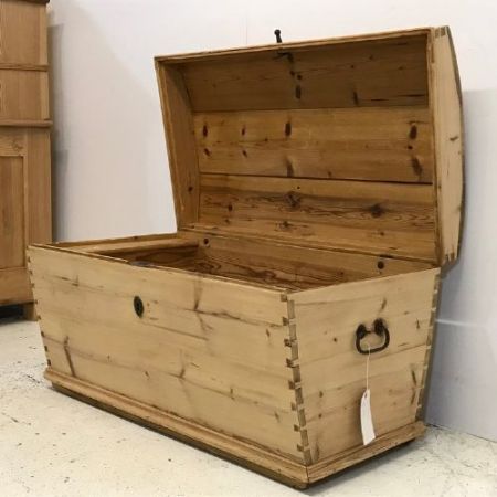 Schöne antike Truhe aus Kiefer 1900