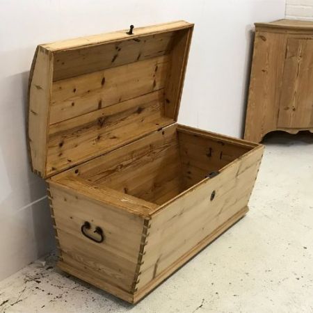 Schöne antike Truhe aus Kiefer 1900