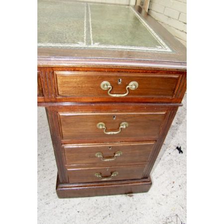 Großer edwardianischer Mahagoni Schreibtisch mit Täfelung