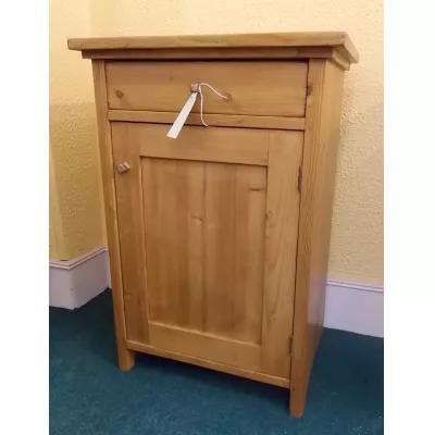 Schöner kleiner Schrank aus Kiefer