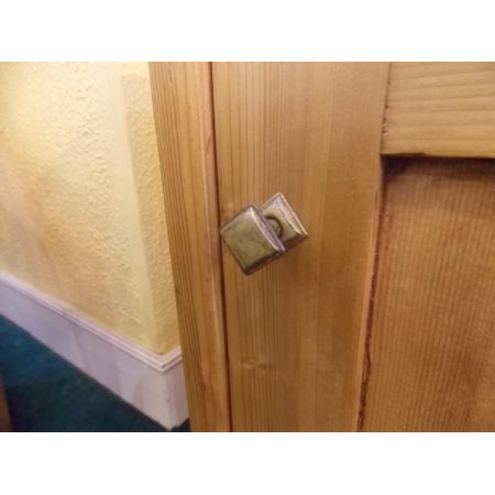 Schöner kleiner Schrank aus Kiefer