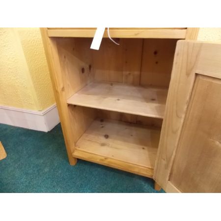 Schöner kleiner Schrank aus Kiefer