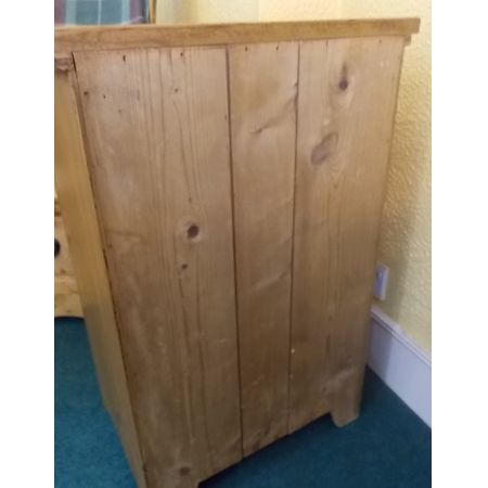 Schöner kleiner Schrank aus Kiefer