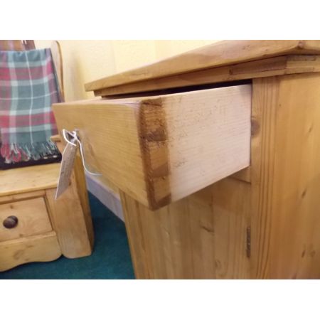 Schöner kleiner Schrank aus Kiefer