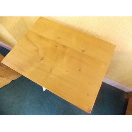 Schöner kleiner Schrank aus Kiefer