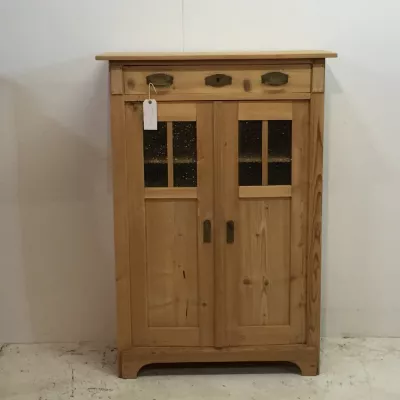 Großer schlanker Weichholz Schrank aus Kiefer