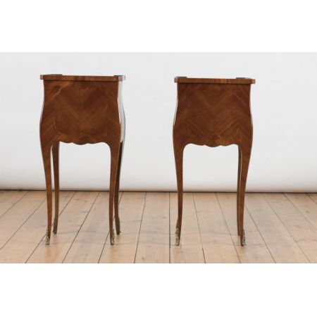 Schönes Paar französischer Nachtische aus massivem Nussbaumholz, Frankreich 1920